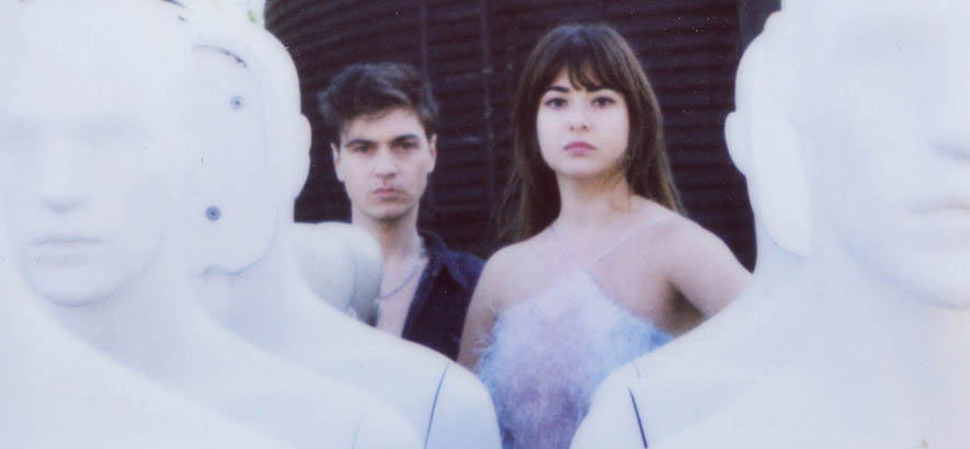Glam, Müll und Elend: „L’addio“ von Kit Sebastian
