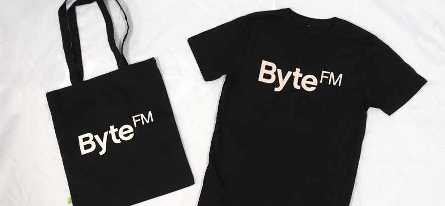 Foto eines schwarzen Beutels und eines schwarzen T-Shirts mit dem Schriftzug „ByteFM“