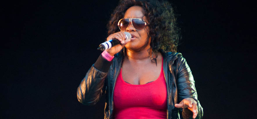 Konzertfoto von Tanya Stephens, deren Song „Draw Fi Mi Finger“ heute unser Track des Tages ist.