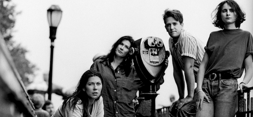 Altes Schwarz-Weiß-Foto der US-amerikanischen Alternative-Rock-Band The Breeders, die einen bislang unveröffentlichten Song namens „Go Man Go“ veröffentlicht haben.