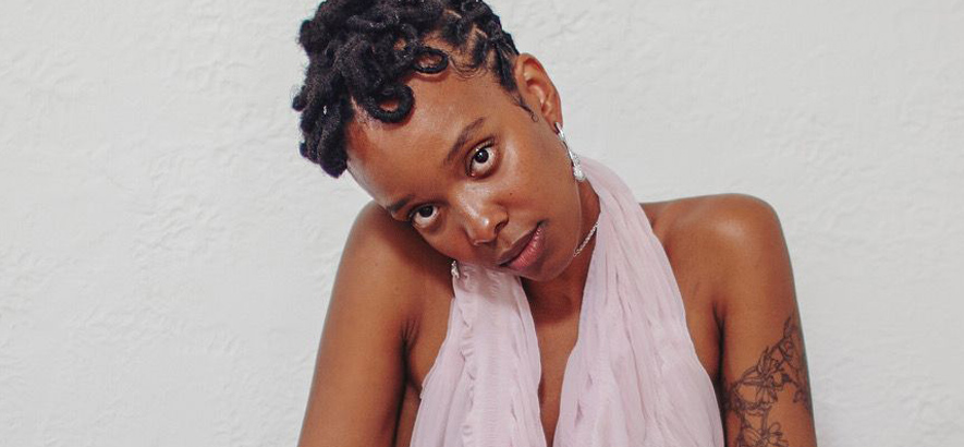 Foto von Jamila Woods, die ein neues Album namens „Water Made Us“ angekündigt hat.