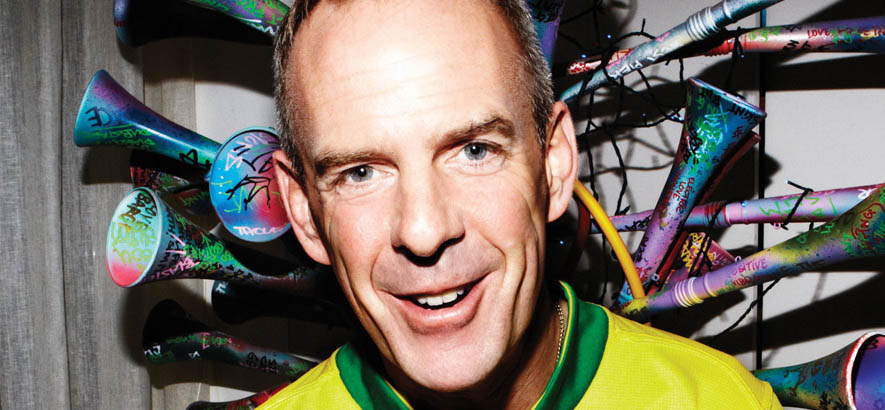 Pressebild von Norman Cook, zu dessen 60. Geburtstag der Song „Dub Be Good To Me“ seines Projekts Beats International unser Track des Tages ist.