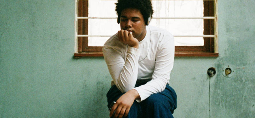 Pressebild des Sängers Sekou, dessen Song „Forgiving Myself“ heute unser Track des Tages ist.