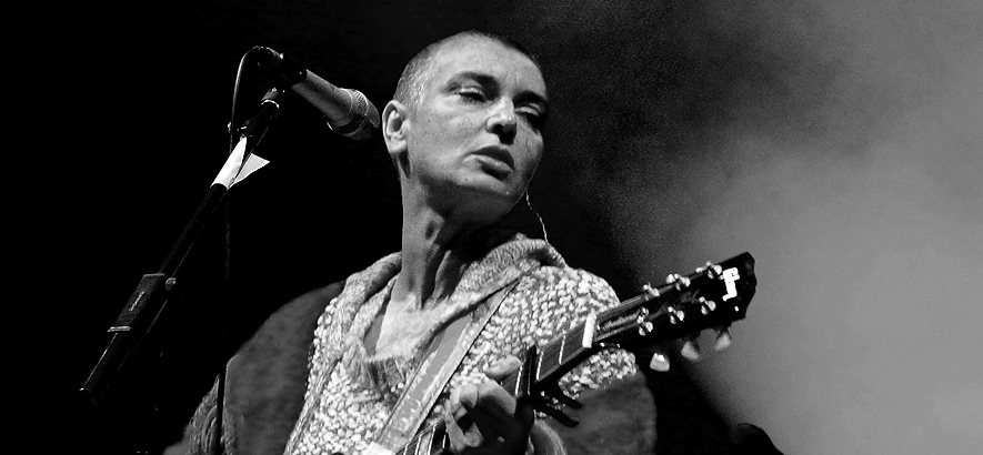 Foto der irischen Musikerin Sinéad O’Connor bei einem Auftritt