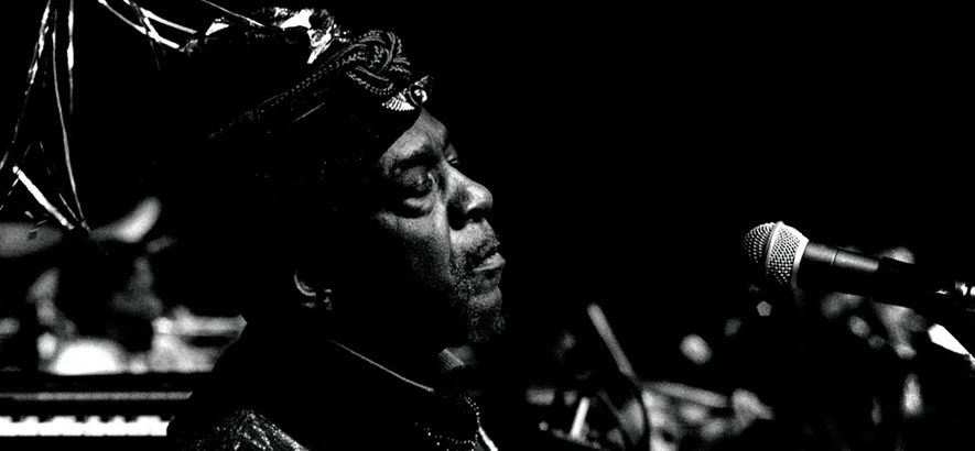 Foto von Jazz-Ikone Sun Ra, dessen Gedichte auf der Compilation „My Words Are Music: A Celebration of Sun Ra’s Poetry“ posthum veröffentlicht werden