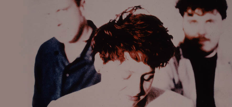 Pressebild der Band Cocteau Twins, deren Song „Heaven Or Las Vegas“ unser Track des Tages zum Geburtstag ihrer Sängerin Elizabeth Fraser ist.