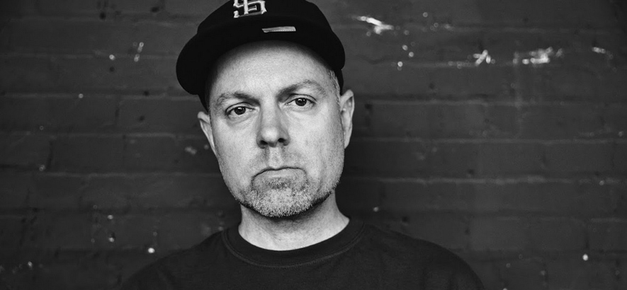 Foto von DJ Shadow, der ein neues Album mit dem Titel „Action Adventure“ angekündigt hat.