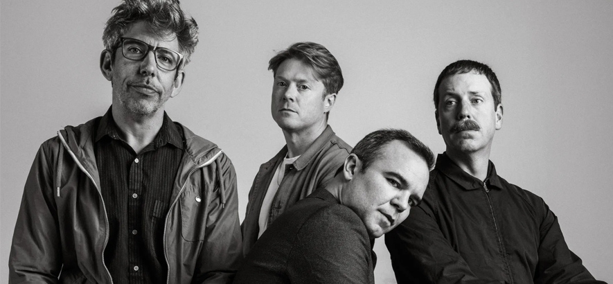 Schwarz-weiss-Foto der US-amerikanischen Synthpop-Band Future Islands, die eine neue Single namens „Deep In The Night“ herausgebracht hat. 