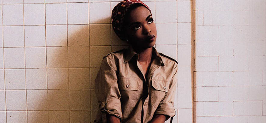 Pressebild von Lauryn Hill, die vor 25 Jahren mit unserem Track des Tages „Lost Ones“ ihr Debütalbum „The Miseducation Of Lauryn Hill“ eröffnete.