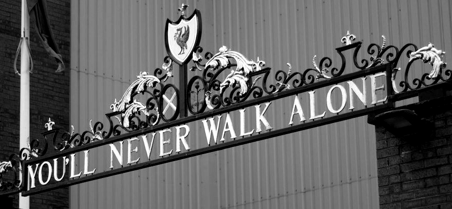 Foto des Schriftzugs „You‘ll Never Walk Alone“ am Eingangstor zum Anfield-Stadion in Liverpool