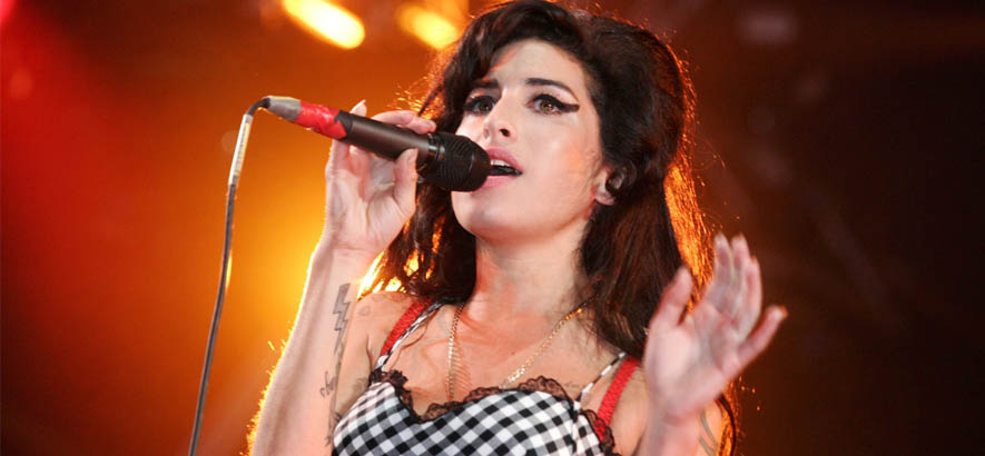 Pressebild der britischen Retro-Soul-Sängerin Amy Winehouse, zu deren 40. Geburtstag ihr Song „Tears Dry On Their Own“ unser Track des Tages ist.