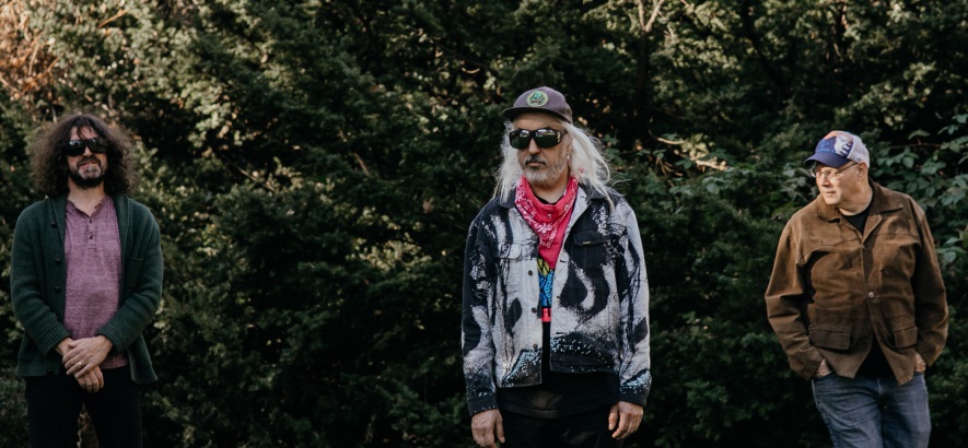 Pressebild der US-Band Dinosaur Jr., die 2023 beim Rolling Stone Beach auftreten wird.