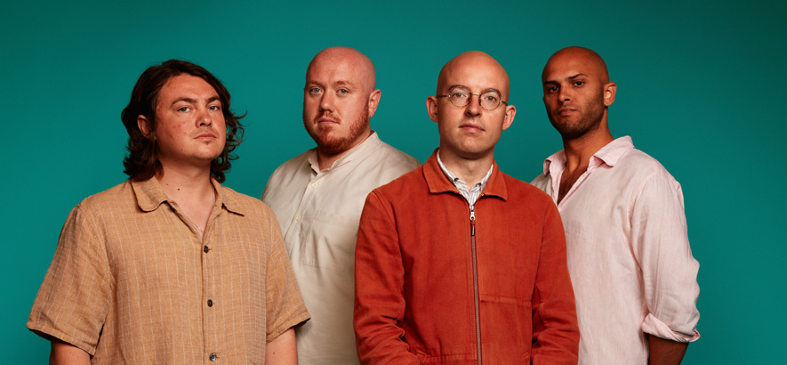 Pressebild der Band Bombay Bicycle Club, die für unseren Track des Tages „Tekken 2“ mit der Soul-Sängerin Chaka Khan kooperiert hat.