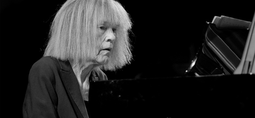 Foto der US-amerikanischen Jazz-Komponistin und Pianistin Carla Bley