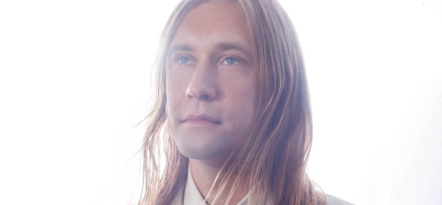 Pressebild des finnischen Musikers Jaakko Eino Kalevi, dessen Song „Drifting Away“ heute unser Track des Tages ist.