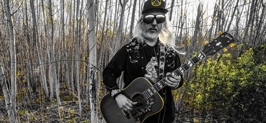 Foto des US-amerikanischen Musikers J Mascis, der ein neues Album namens „What Do We Do Now“ angekündigt hat