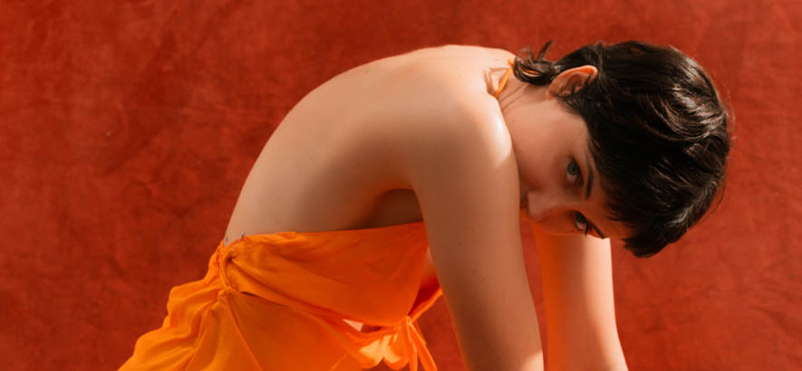 Pressebild von Katy Kirby, deren Song „Party Of The Century“ heute unser Track des Tages ist.