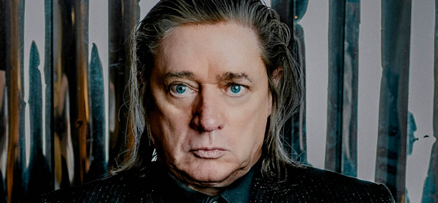 Pressebild von Blixa Bargeld, zu dessen 65. Geburtstag sein Song „A Quiet Life“ mit Teho Teardo heute unser Track des Tages ist.