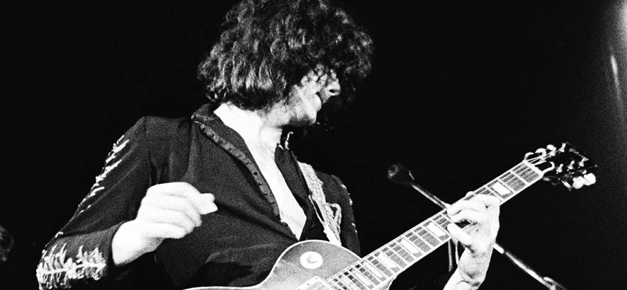 Live-Foto des Gitarristen Jimmy Page, zu dessen 80. Geburtstag der Song „The Crunge“ seiner Band Led Zeppelin heute unser Track des Tages ist.