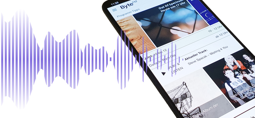 Montage eines Handys mit laufender ByteFM App und grafischen Elementen, die eine Wellenform darstellen
