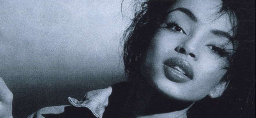 Die Sängerin Sade Adu, die heute 65 Jahre alt wird, auf dem Cover des Albums „Diamond Life“ ihrer Band Sade, das unseren Track des Tages „When Am I Going To Make A Living“ enthält.