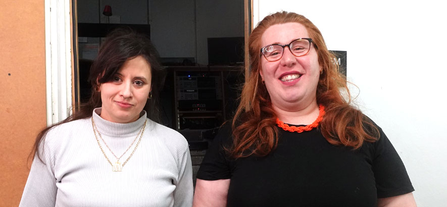 Foto von ByteFM Moderatorin Johanna Schmidt und Rapperin Lia Şahin im ByteFM Studio