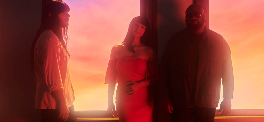 Pressebild von Khruangbin, deren Song „May Ninth“ heute unser Track des Tages ist.