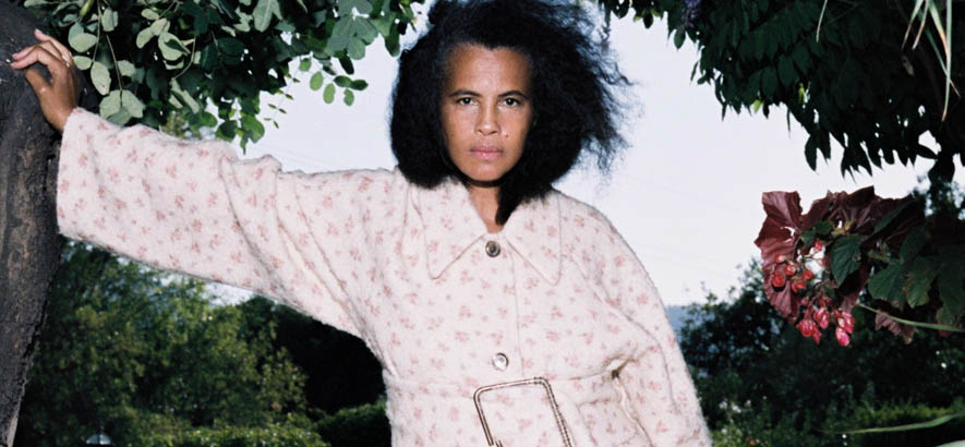 Pressebild von Neneh Cherry, deren Song „Out Of The Black“ heute unser Track des Tages zum 60. Geburtstag der Sängerin ist.