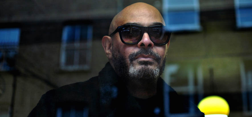 Pressebild von Barry Adamson, dessen Song „The Last Words Of Sam Cooke“ heute unser Track des Tages ist.
