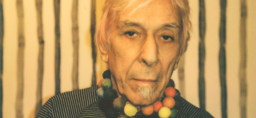 Foto von John Cale, der ein neues Album mit dem Titel „POPtical Illusion“ angekündigt hat.