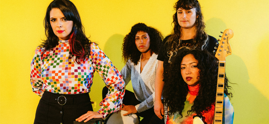 Foto der US-amerikanischen Band La Luz, die ein neues Album mit dem Titel „News From The Universe“ angekündigt hat.
