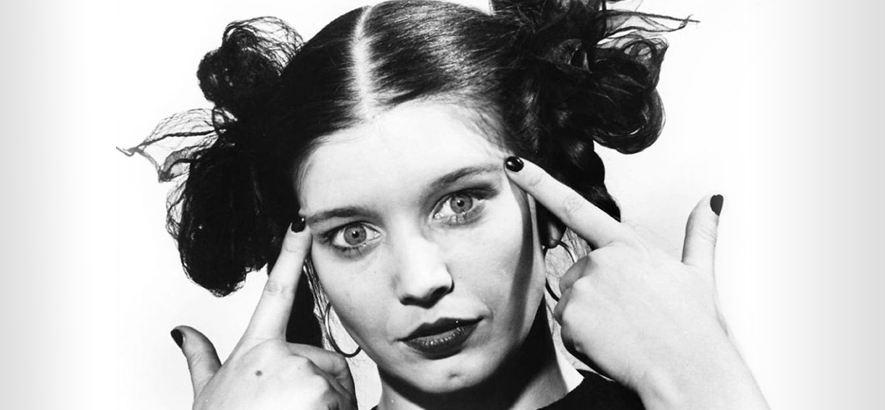 Pressebild von Lene Lovich, deren Song „Home“ heute unser Track des Tages zum 75. Geburtstag der Sängerin ist.