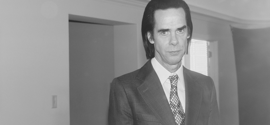 Foto von Nick Cave, der ein neues Album mit dem Titel „Wild God“ angekündigt hat.