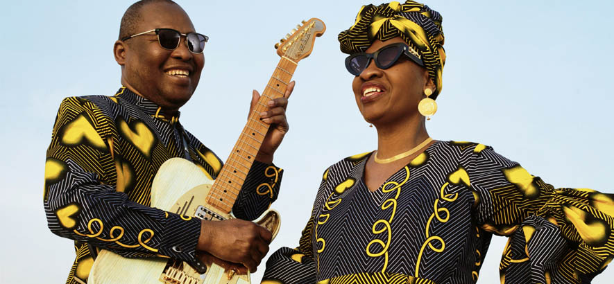 Pressebild von Amadou & Mariam, deren Song „Mogolu“ heute unser Track des Tages ist.