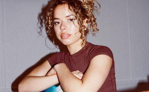 „Like I Say (I Runaway)“: Nilüfer Yanya unterschreibt bei Ninja Tune