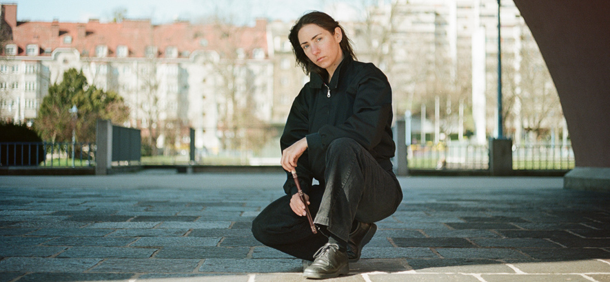 Foto der Wiener Musikerin Conny Frischauf, die auf dem Boden kniet