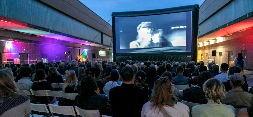Ein Open-Air-Screening in der Alten Post in Hamburg-Altona, dem Festival-Gelände des 40. Kurzfilm Festivals Hamburg.
