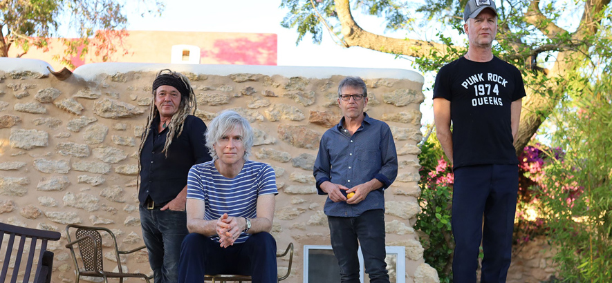 Foto der US-amerikanischen Indie-Rock-Band Nada Surf, die ein neues Album namens „Moon Mirror“ angekündigt hat