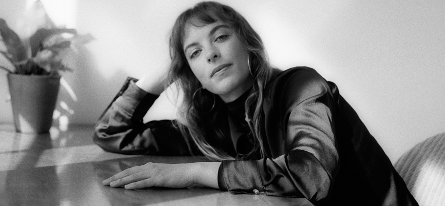 Foto von Naima Bock, die ein neues Album namens „Below A Massive Dark Land“ angekündigt hat.