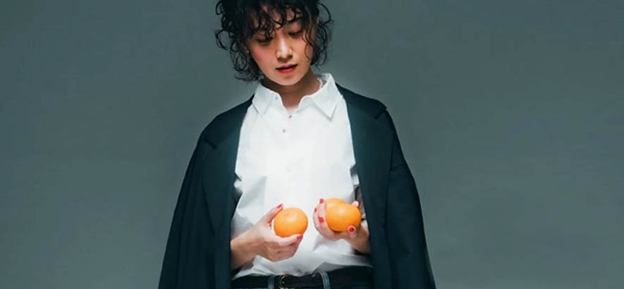 Single-Cover zu unserem Track des Tages „2025“ von der japanischen Reggae-Pop-Sängerin Natsu Summer.