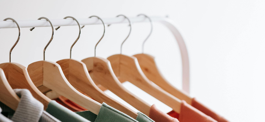 Foto von aufgereihten Kleiderbügeln, an denen T-Shirts hängen