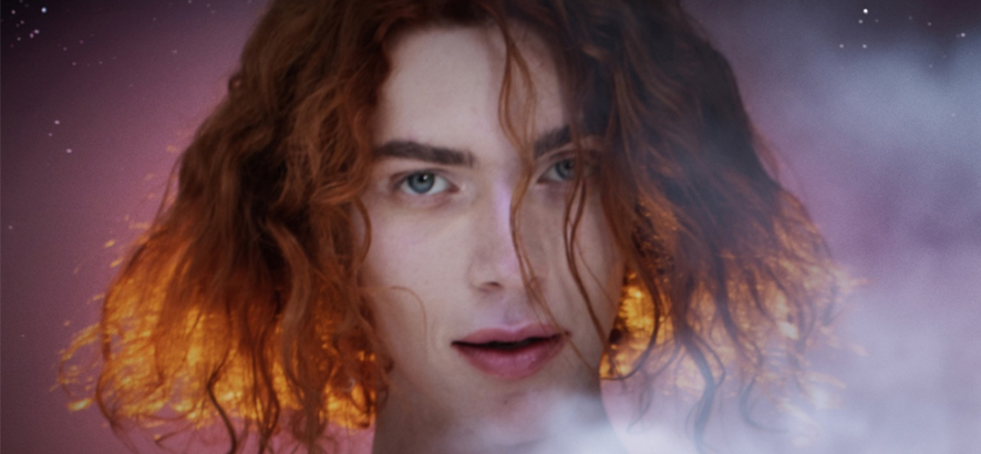 Foto der Hyperpop-Künstlerin Sophie, deren musikalischer Nachlass Eingang in das posthume Album „Sophie“ findet