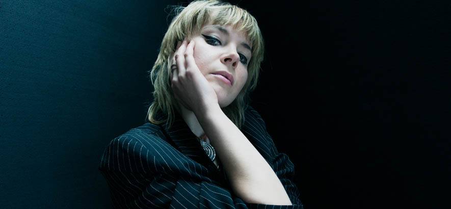 Pressebild von Andreya Casablanca, deren Song „Trapped In Space“ heute unser Track des Tages ist.