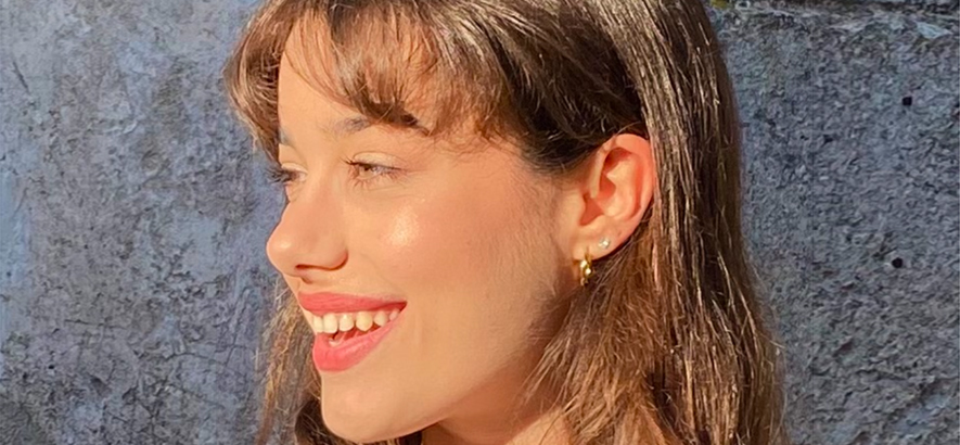 Pressebild von Rosanna, die auf der neuen Version des Songs „Double Denim“ von Cornershop, unserem heutigen Track des Tages, singt.