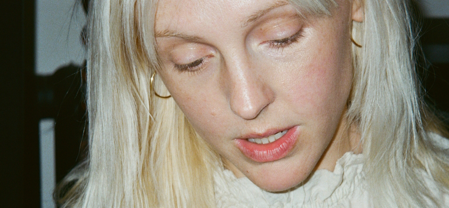 Foto der britischen Musikerin Laura Marling, die ein neues Album mit dem Titel „Patterns In Repeat“ angekündigt hat