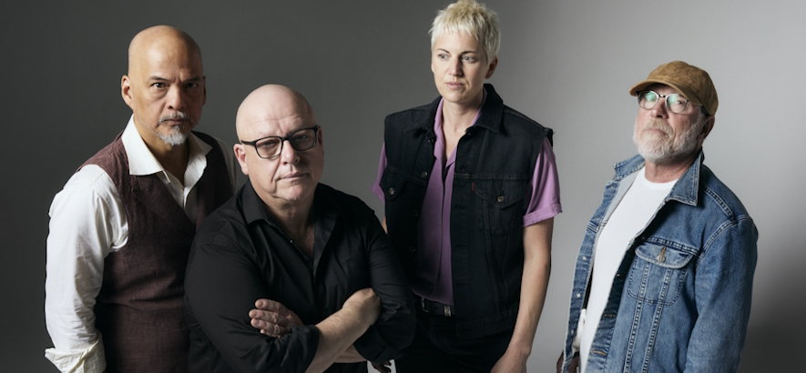 Foto der US-amerikanischen Band Pixies, die mit „The Night The Zombies Came“ ein neues Album angekündigt hat