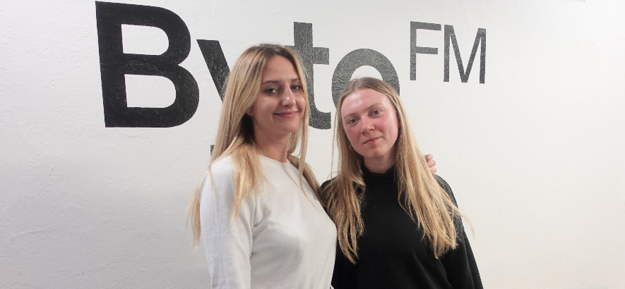 Foto von ByteFM Moderatorin mit der ukrainischen Schauspielerin Alona Konovalchuk (links)