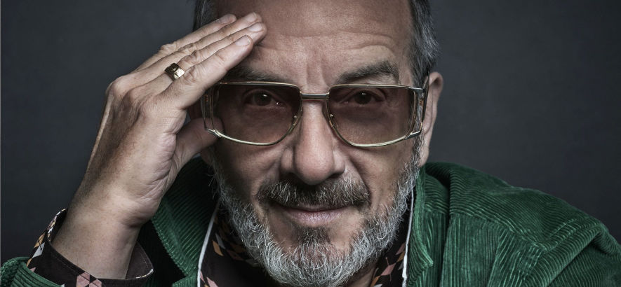 Pressebild von Elvis Costello, zu dessen 70. Geburtstag sein Song „(I Don