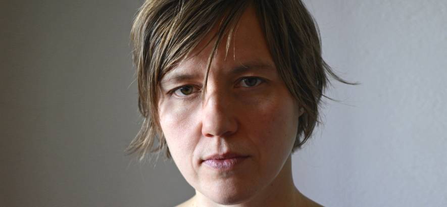 Pressebild von Masha Qrella, deren Song „Um die weite Welt zu sehn“ heute unser Track des Tages ist.