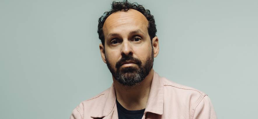 Pressebild von Momo., dessen Song „Jão“ heute unser Track des Tages ist.